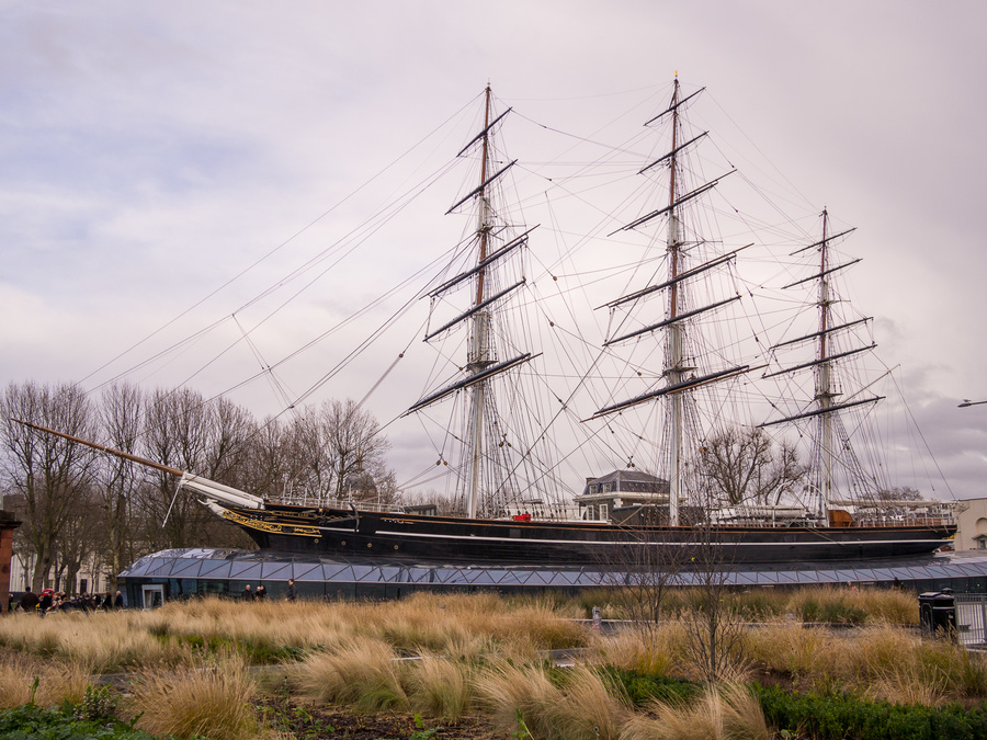 Yellow waves under the Cutty Sark