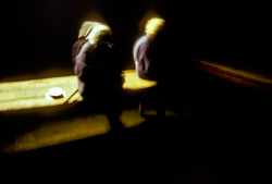 balanceándose en las sombras [swinging at shadows]