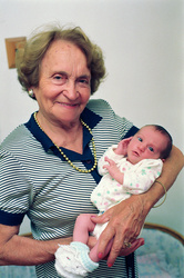 Alba y MªJosé (bisabuela y bisnieta) ca. Marzo 1994