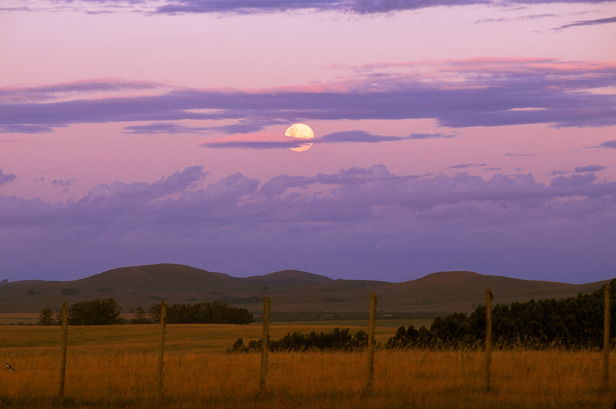 amanecer de Luna sobre los cerros Mingote y Averías