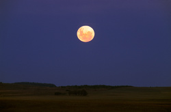amanecer de Luna sobre el cerro Averías el viernes santo de 2006