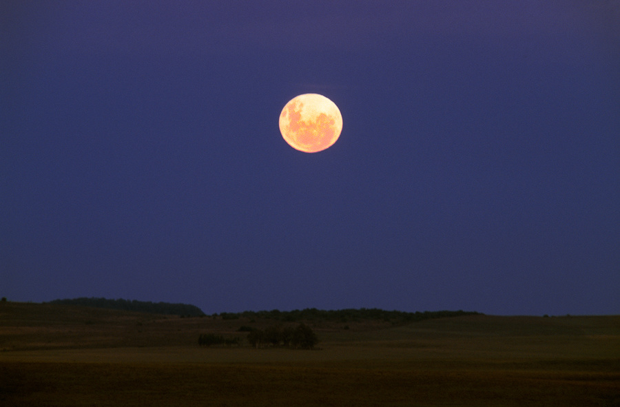 amanecer de Luna sobre el cerro Averías el viernes santo de 2006