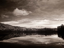 Loch_Beinn_aMheadhoin_IR.jpg
