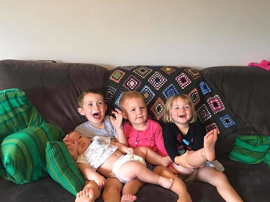 4 cousins Catching up again3