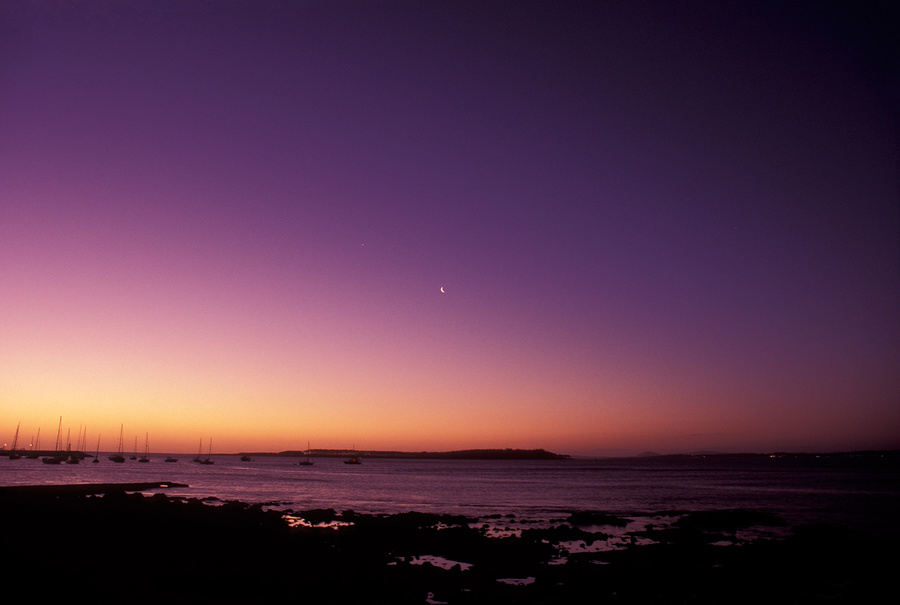 Waxing crescent Moon sets over Maldonado bay
