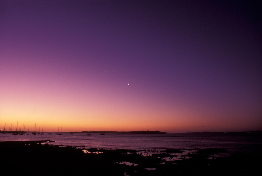 Waxing crescent Moon sets over Maldonado bay