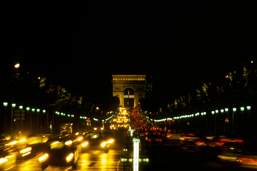 A. des Champs-Élysées. L'Arc de Triomphe vu de Place de la Concorde