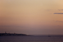 Faro de Punta del Este con velero en Boca Chica [1990] - Punta del Este lighthouse and sailboat in Boca Chica [1990].