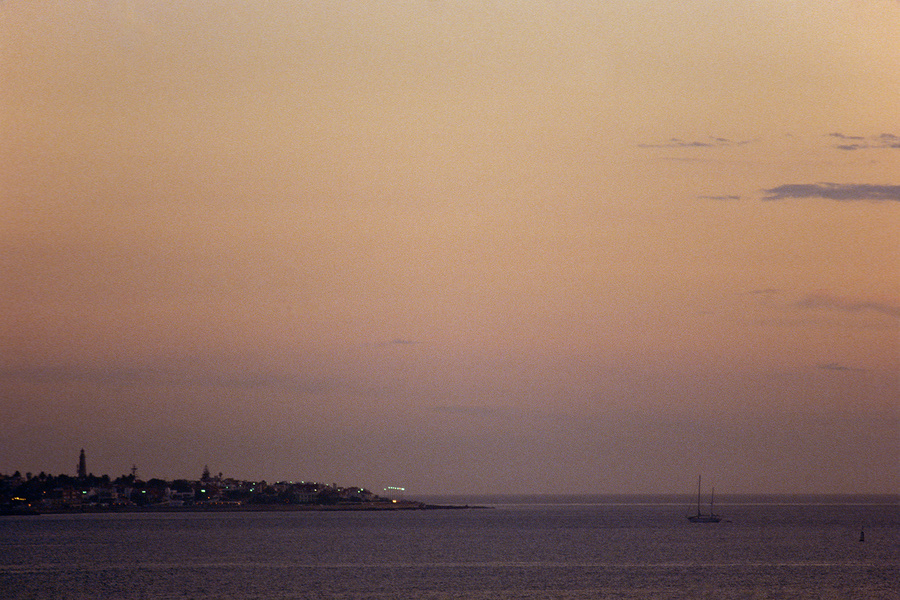 Faro de Punta del Este con velero en Boca Chica [1990] - Punta del Este lighthouse and sailboat in Boca Chica [1990].